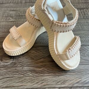 Dolce Vita Debra adorable cream whip stitch sandals Velcro adj sz 7 worn once